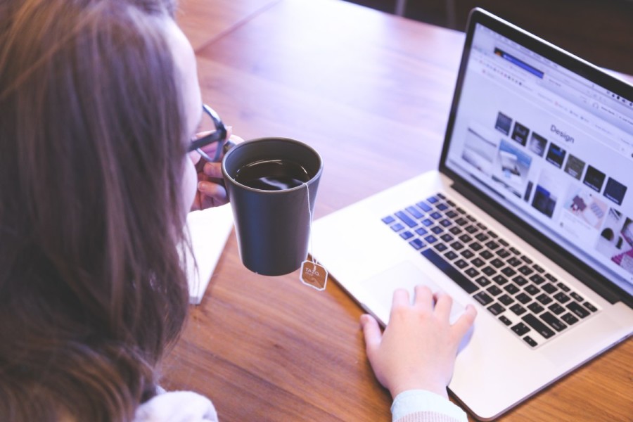 Girl-on-Laptop-at-Cafe