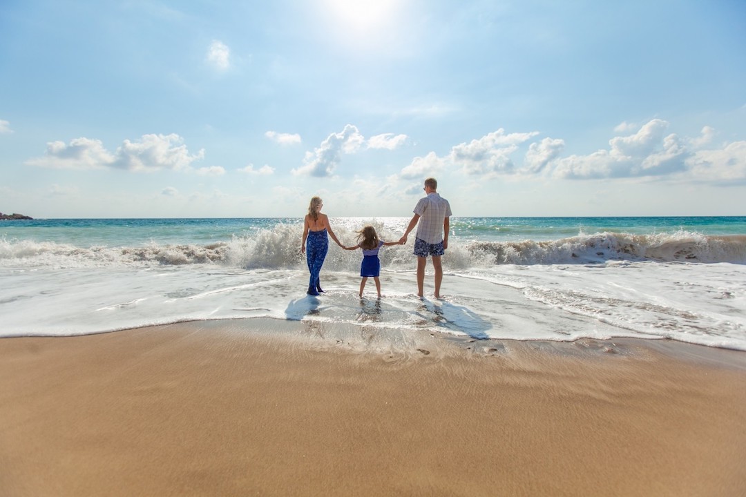 Family-beach-holiday-wave