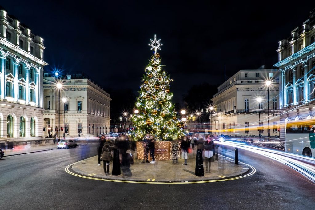 One of the best winter 2018 European destinations is London, see the beautiful Christmas Tree and decorations at Waterloo Place