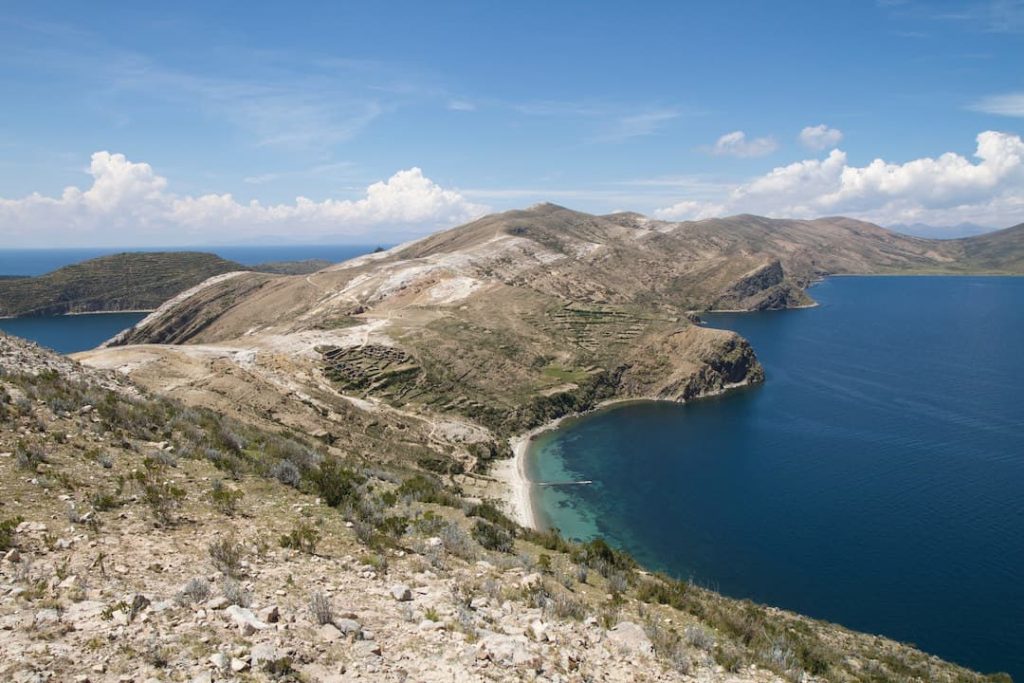 Blue water around a peninsula on Isla del Sol