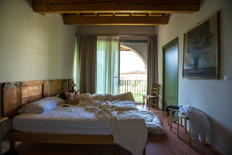 woman-lying-in-a-bed-reading